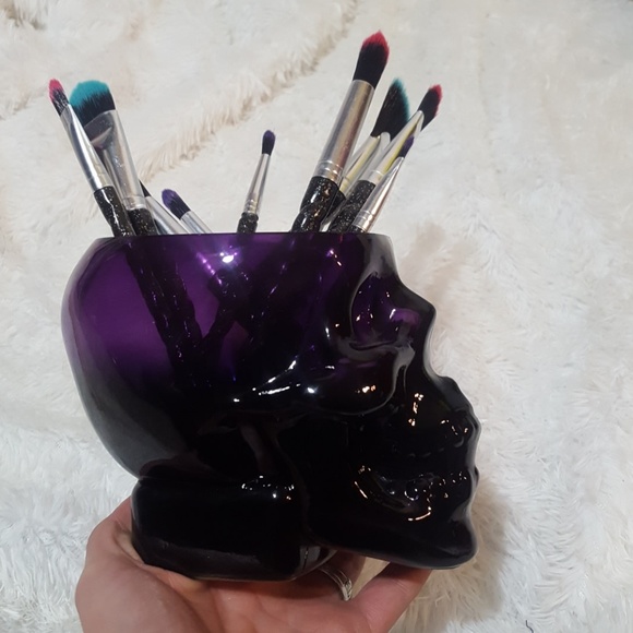 Skull Makeup Brush Holder - Picture 6 of 8